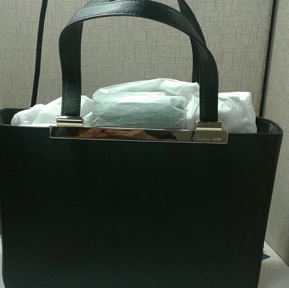 Michael Kors Handbags - Beautiful Michael Kors brand New handbag